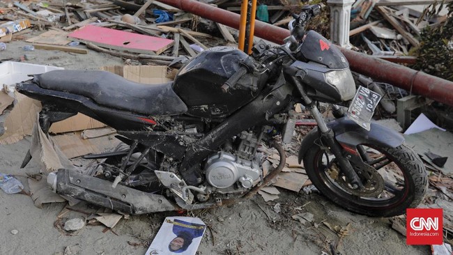 FOTO: Mobil dan Motor Korban Gempa Palu yang 'Ditelanjangi'
