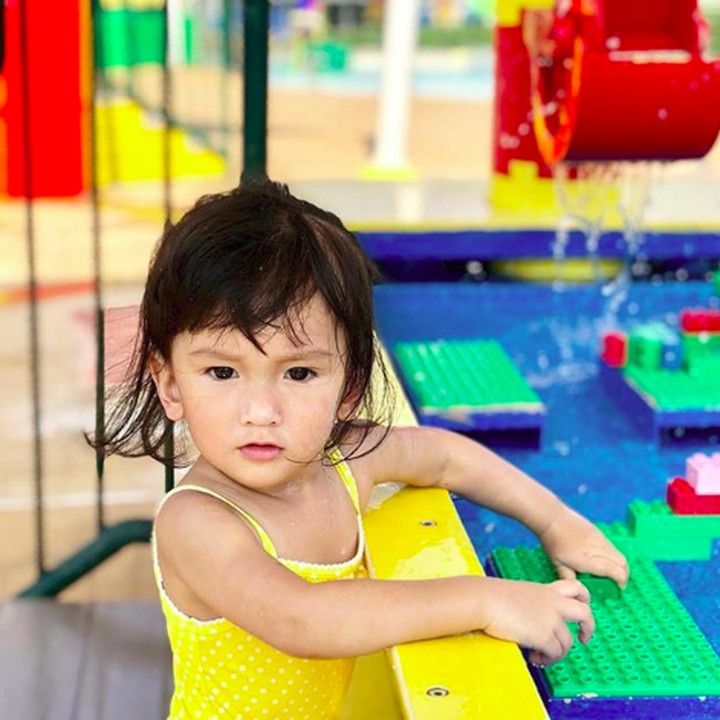 <p>Salma lagi lihat apa sih serius banget? (Foto: Instagram @atiqahhasiholan)  </p>
