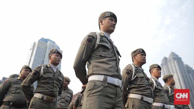 Satpol PP Solo menyebut acara resepsi pernikahan anggota Komisi IV DPR dari F-PKB Luluk Nur Hamidah sebagai pelanggaran luar biasa.