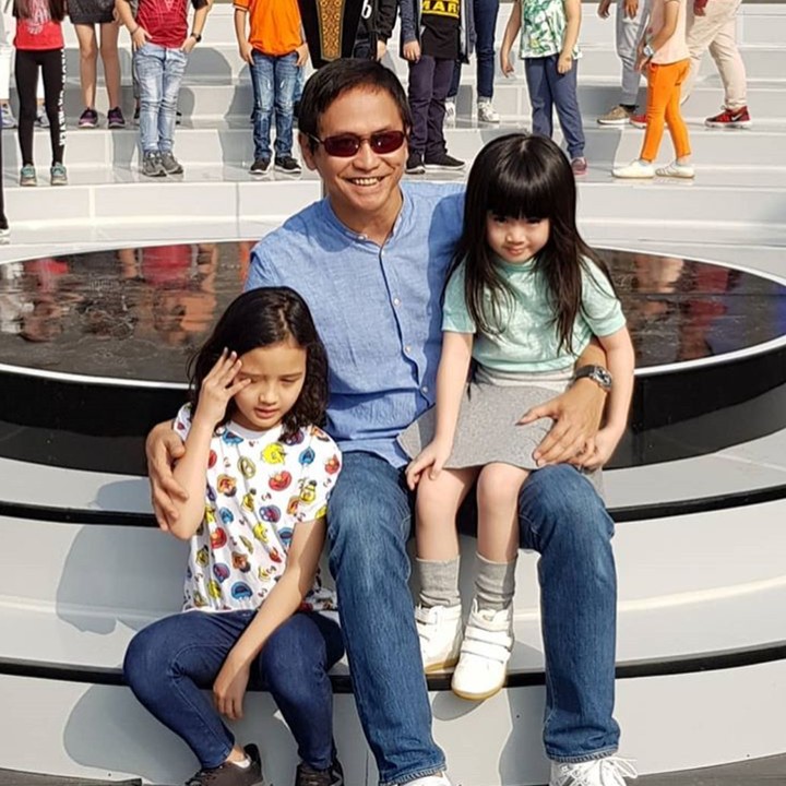 <p>Modus pun kadang disampaikan Addie MS pada sang anak, Kevin Aprilio. Addie MS suka bertanya pada Kevin kapan akan 'memberi' ayahnya cucu yang lucu-lucu. Ada-ada aja ya Ayah Addie. (Foto: Instagram/ @addiems999)</p>