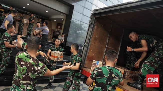 Sebanyak 222 personel TNI yang berada di Lombok, Nusa Tenggara Barat dipindahkan ke Palu untuk mempercepat proses evakuasi dan pemulihan pasca gempa.