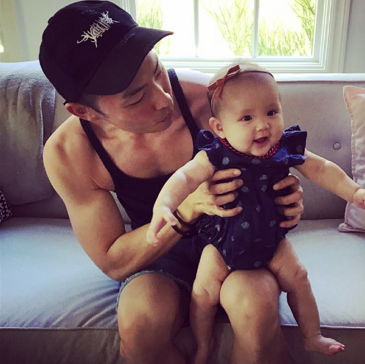 Gemas banget kayaknya Vannes sama si baby. Hi-hi-hi. (Foto: Instagram/vanneswu)