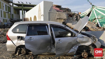 FOTO: Mobil dan Motor Korban Gempa Palu yang 'Ditelanjangi'