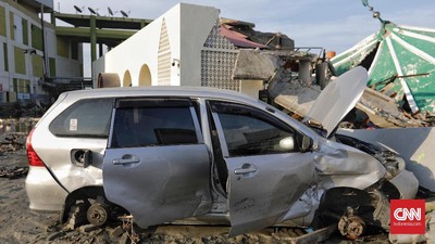 img-title FOTO: Mobil dan Motor Korban Gempa Palu yang 'Ditelanjangi'