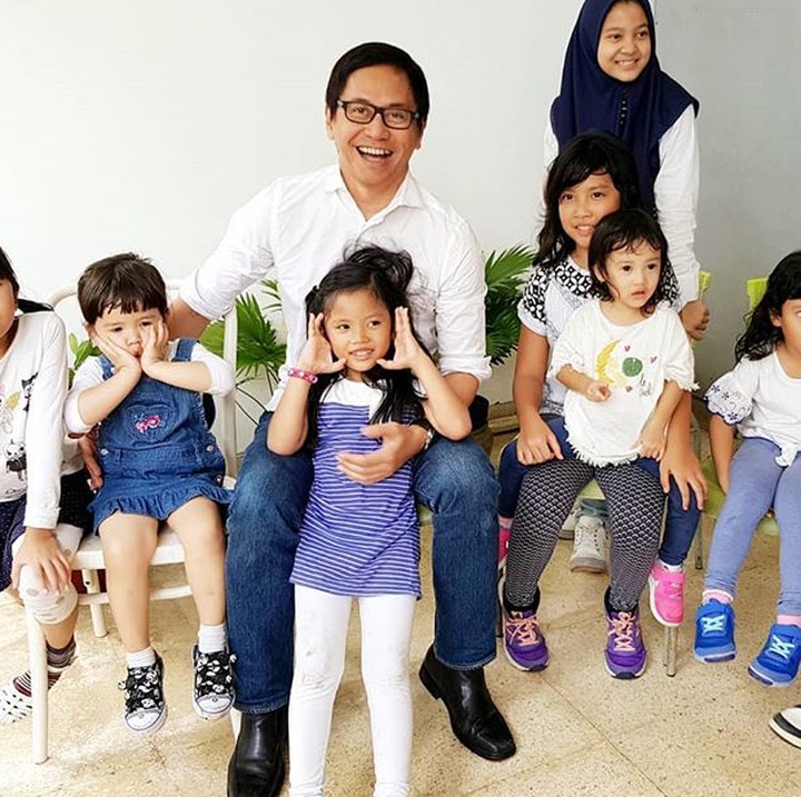 <p>Kebahagiaan terpancar jelas di wajah ayah Kevin Aprilio ini ketika kumpul bareng anak-anak. (Foto: Instagram/ @addiems999)</p>