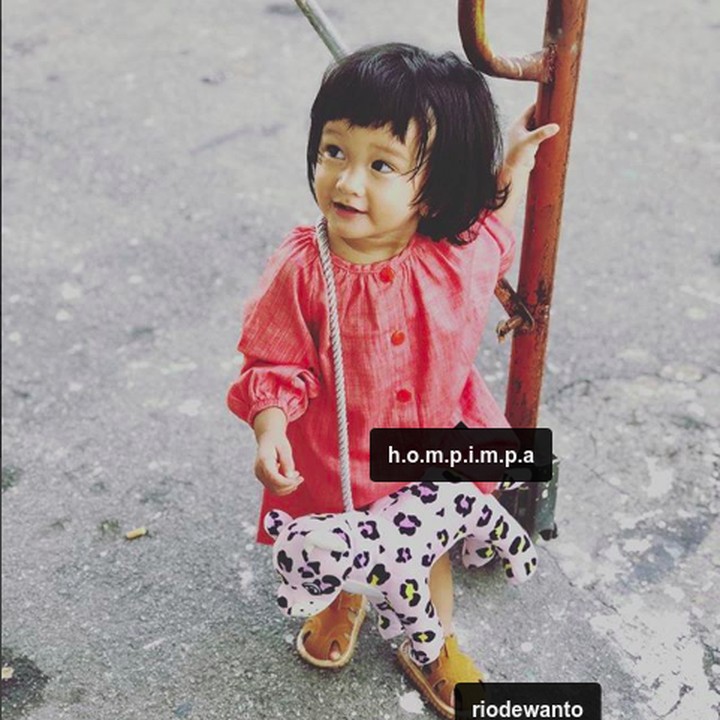 <p>Ya ampun Salma mau ke mana bawa tas? Tas hewannya bikin Salma makin cute. (Foto: Instagram @atiqahhasiholan)  </p>
