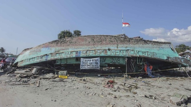 FOTO: Kapal-kapal yang Terhempas ke Darat karena Tsunami Palu