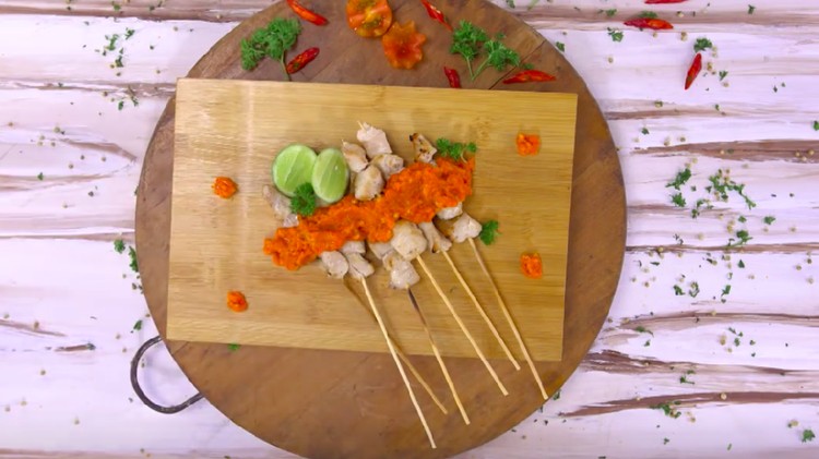 Resep sate taichan, sate yang sedang hits saat ini sama sekali nggak rumit. Bunda bisa mengolahnya sendiri  di rumah lho.