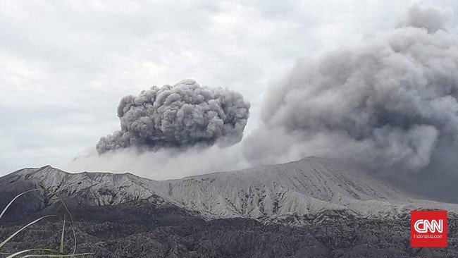 Gunung Dukono di Halmahera Utara erupsi pada 23 Juni, menyemburkan abu vulkanik setinggi 1.600 meter. Status waspada, masyarakat diimbau tidak mendekat.