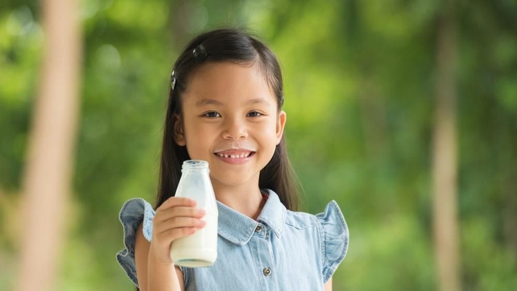ilustrasi anak minum susu