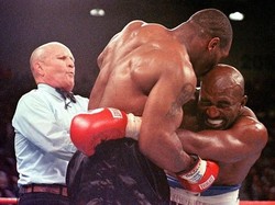 Mike Tyson Vs Evander Holyfield di Arab Saudi Bulan Juli?