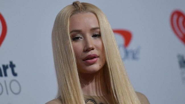 Dalam sebuah lagu bertajuk Goddess yang dibawakan Iggy Azalea di Arab Saudi, ia menyinggung nabi dan meminta penonton untuk "bersujud kepada dewi".