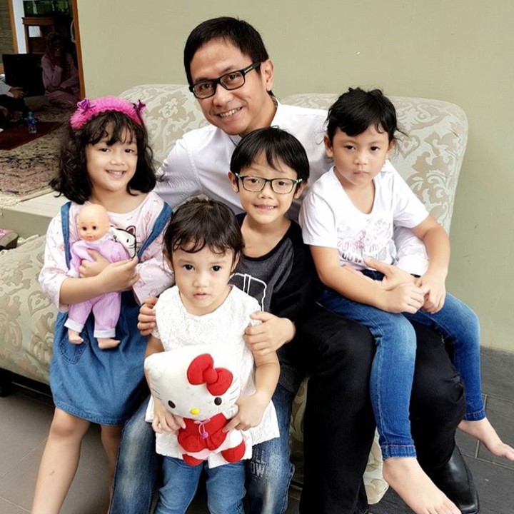<p>Kata Addie MS, dia memang cinta dengan anak-anak. Kalau nggak jadi musisi, suami Memes ini ingin jadi guru TK atau SD. (Foto: Instagram/ @addiems999)</p>
