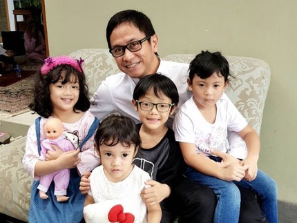 10 Foto Bukti Kecintaan Addie MS pada Anak-anak