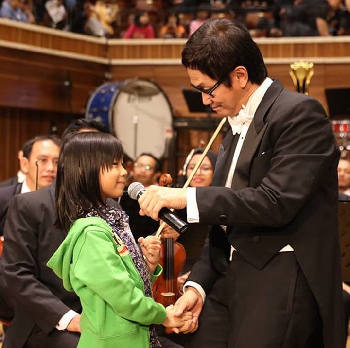 <p>Kata Addie, beginilah ketika dia menjabat tangan kecil yang sedang menjemput impian besar. So sweet! (Foto: Instagram/ @addiems999)</p>