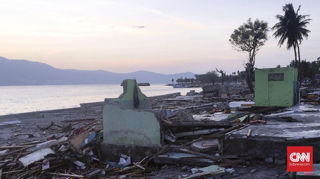 Jumlah korban jiwa akibat bencana gempa dan tsunami di Palu hingga Minggu (7/10) bertambah menjadi 1.763 orang.