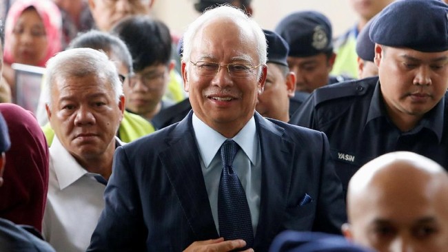 Mantan PM Malaysia, Najib Razak, diminta untuk kembali memimpin UMNO setelah ketua partai tersebut, Ahmad Zahid Hamidi, mengundurkan diri pada Selasa (18/12).