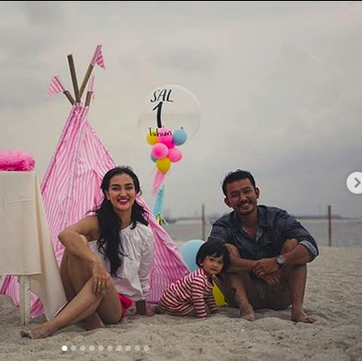 <p>Saat Salma ulang tahun pertama di Ancol. Unik ya cara mereka merayakan ultahnya si kecil Salma.  (Foto: Instagram @riodewanto)</p>