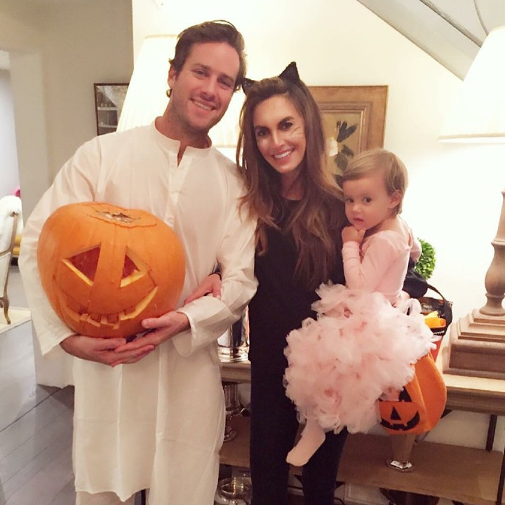 Armie saat pesta kostum Halloween tahun lalu. Kira-kira tahun ini keluarga Armie akan pakai kostum apa ya? Hi-hi. (Foto: Instagram/elizabethchambers)