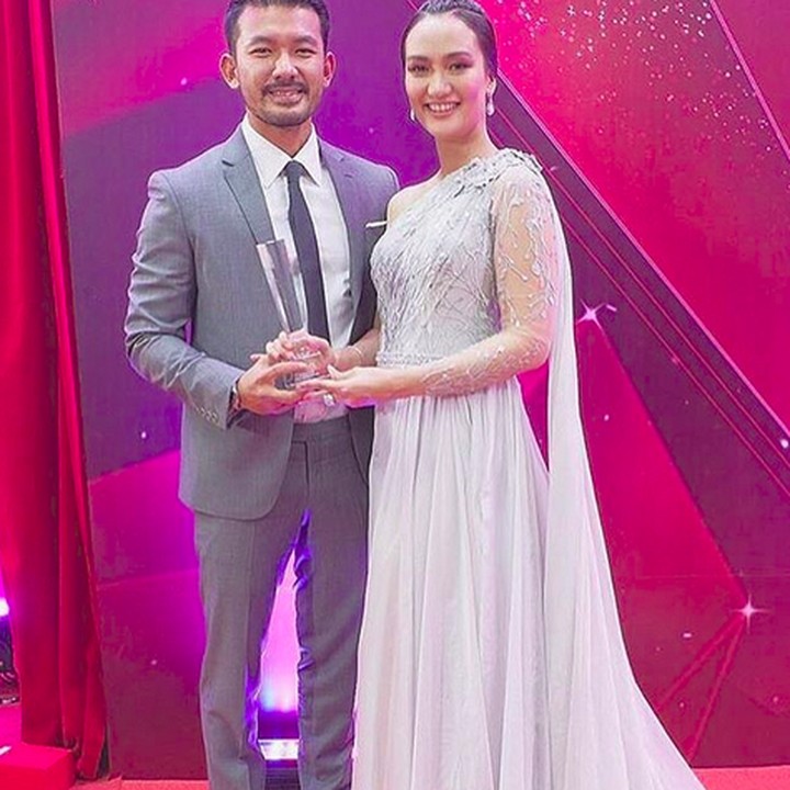<p>Senangnya pasangan ini mendapat penghargaan dari Insert setahun lalu. (Foto: Instagram @riodewanto)</p>