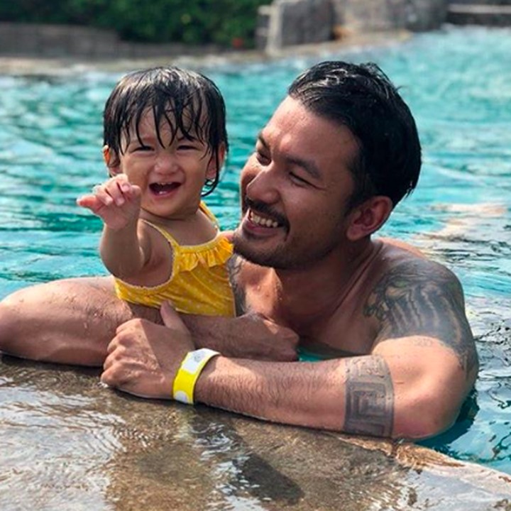 <p>Gadis kecilnya cantik, ayahnya ganteng. Klop banget deh. Hi-hi-hi. (Foto: Instagram/ @riodewanto)  </p>