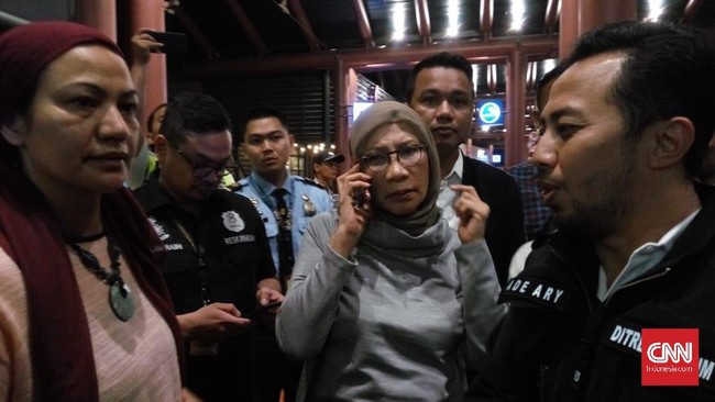 Ratna Sarumpaet: Mereka Mau Tahan Saya Sekarang Ratna Sarumpaet mengaku tak tahu dirinya sudah menjadi tersangka dan mau ditahan polisi malam ini juga.