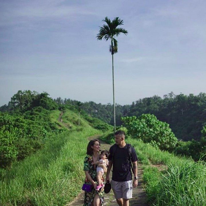 <p>Jalan bareng di Bali dengan pemandangan menakjubkan. Pasti ini jadi momen tak terlupakan buat Rio, Atiqah dan Salma. (Foto: Instagram @atiqahhasiholan)<br /><br /></p>