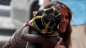 FOTO: Dekap Melania Trump untuk Anak-anak Afrika
