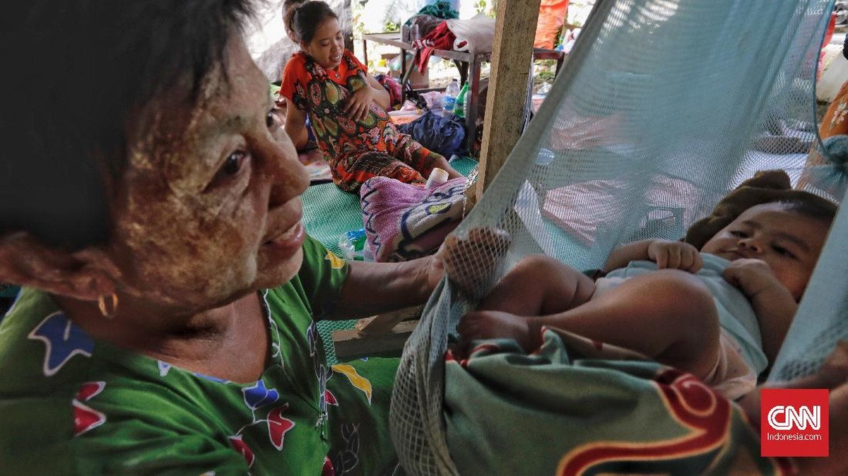 FOTO:  Berlindung dari Trauma Tsunami di Kaki Bukit Donggala