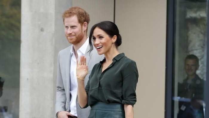 Get The Look: Outfit ke Kantor dengan Leather Skirt ala Meghan Markle