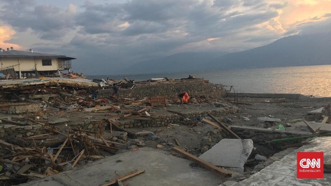 Warga memperkirakan masih ada sejumlah korban tertimbun puing dan runtuhan yang tersapu tsunami di sepanjang Pantai Mamboro, Palu, Sulawesi Tengah.