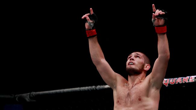 Janji untuk Ibu dan Jalan Pulang Khabib yang Penuh Haru Khabib memutuskan meninggalkan arena UFC dan MMA. Alasan di balik keputusan ini jauh di luar aspek teknis sebagai petarung.