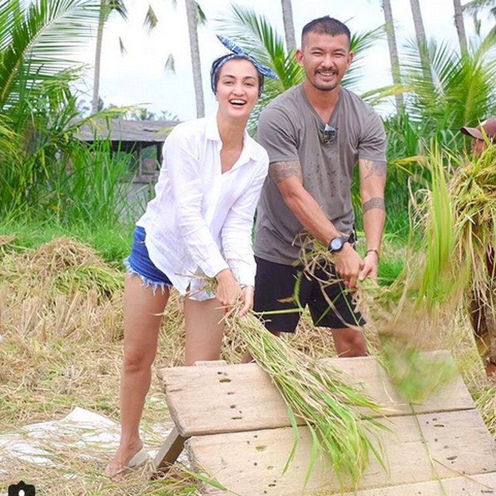 <p>Bareng-bareng panen padi saat di Ubud, Bali. Seru dan romantis! (Foto: Instagram @atiqahhasiholan)</p>