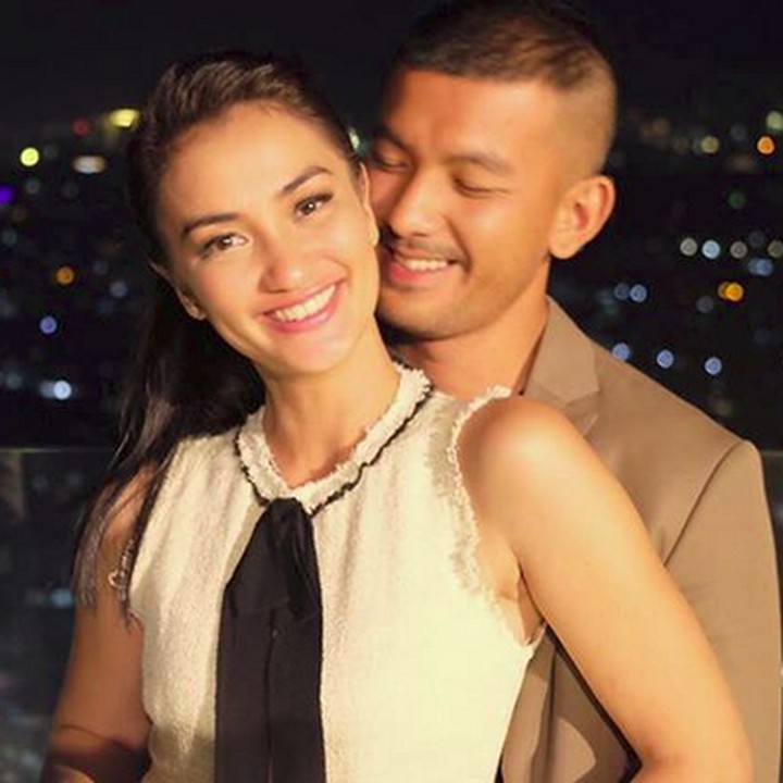 <p>Siapa sih yang nggak mau dipeluk dari belakang seperti ini? (Foto: Instagram @atiqahhasiholan)</p>