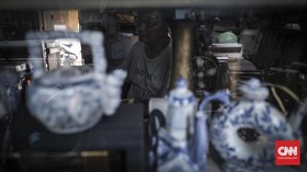 FOTO : Pasang-Surut Bisnis Barang Antik Jalan Surabaya