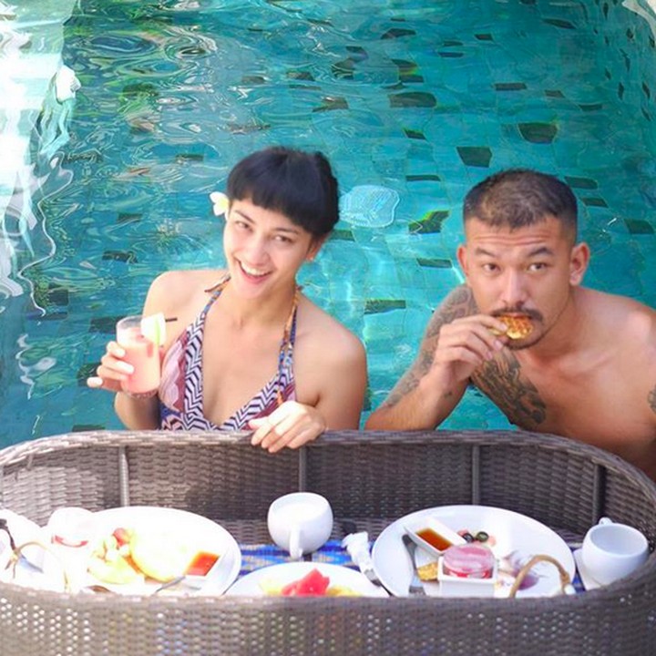 <p>Sarapan di kolam renang kayak gini bikin orang tua dari Salma Jihane ini makin mesra. Bikin iri nggak sih, Bun? He-he-he. (Foto: Instagram @atiqahhasiholan)</p>
