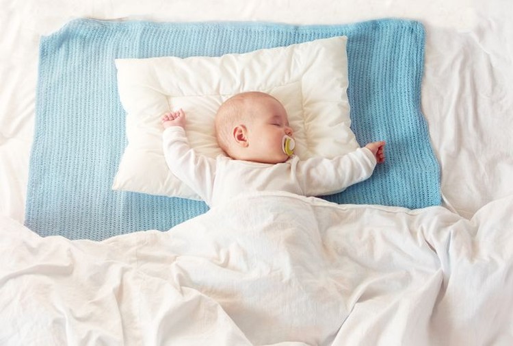 7 Alasan Bayi Terbangun di Malam Hari Bayi sering terbangun di malam hari? Ini 7 alasannya yang perlu Bunda tahu.
