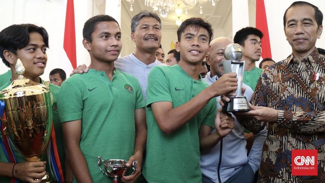 Presiden Joko Widodo menyatakan bakal mencarikan bantuan melalui BUMN guna mendukung penuh Timnas Indonesia U-16 di masa mendatang.