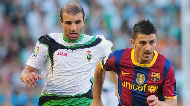 Gelandang klub Swedia Hammarby IF, Kennedy Bakircioglu melakukan selebrasi eksentrik dengan meminum bir di pinggir lapangan usai cetak gol.