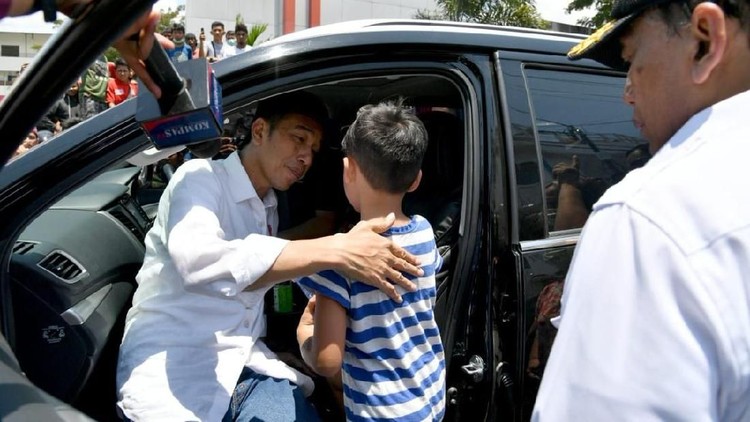 Saat mendatangi lokasi gempa, Presiden Jokowi bertemu bocah bernama Izrael. Meski kehilangan sang ibu dan ayahnya sedang dirawat di RS, Izrael tetap tegar.