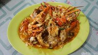 Seafood 'Bu Haji 99': Puas Makan Kepiting Gendut Telur Saus Padang di Pinggir Jalan