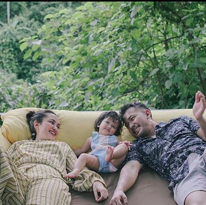 <p>Tidur-tiduran sambil bercanda mesra bersama. Bondingnya dapat banget deh.  (Foto: Instagram @atiqahhasiholan)</p>