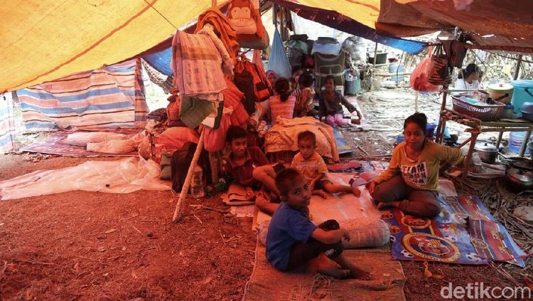 Para relawan menghibur dan memulihkan suasana hati anak-anak korban bencana dengan 3 permainan ini.