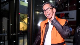 Ditahan KPK, Bos Kantor Pajak Ambon Dorong Wartawan
