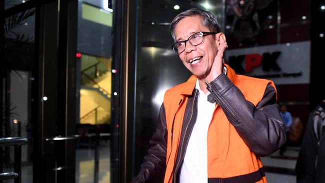 Tersangka kasus suap pajak, La Masikamba mendorong wartawan usai diperiksa penyidik KPK. Dia enggan menjawab pertanyaan wartawan.