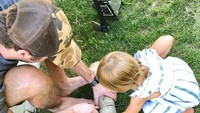 Putri Armie, Harper membantu sang ayah motong kayu nih. Hati-hati ya, Nak. (Foto: Instagram/armiehammer)