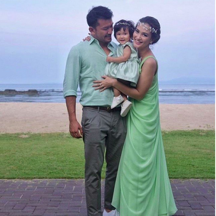 <p>Sekeluarga pakai busana dengan warna senada saat menghadiri pernikahan Chicco Jerikho dan Putri Marino. (Foto: Instagram @atiqahhasiholan)<br /><br /></p>