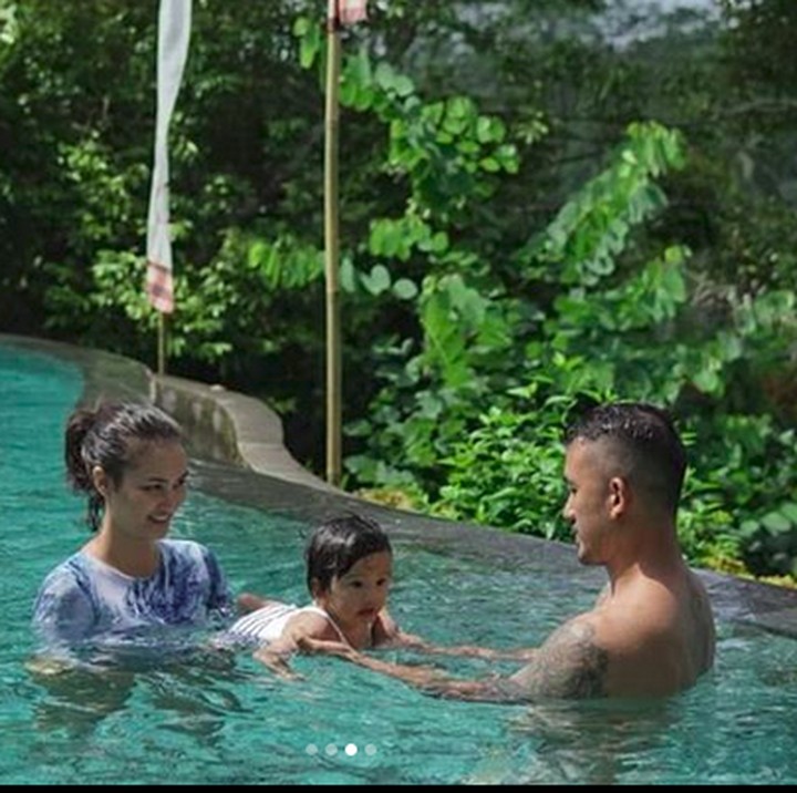 <p>Ayo Salma belajar berenang dulu ya. (Foto: Instagram @atiqahhasiholan)<br /><br /></p>