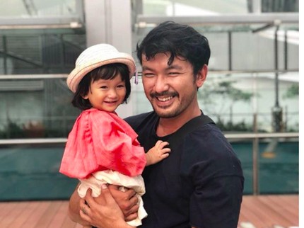 7 Foto yang Buktikan Rio Dewanto dan Si Kecil Salma Mirip Banget