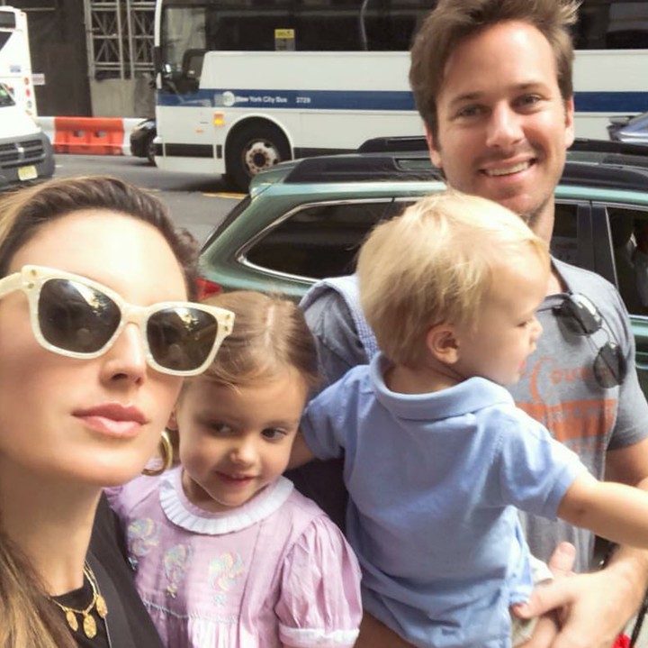 Family time ala keluarga Armie nih. Wefie dulu ah. (Foto: Instagram/armiehammer)